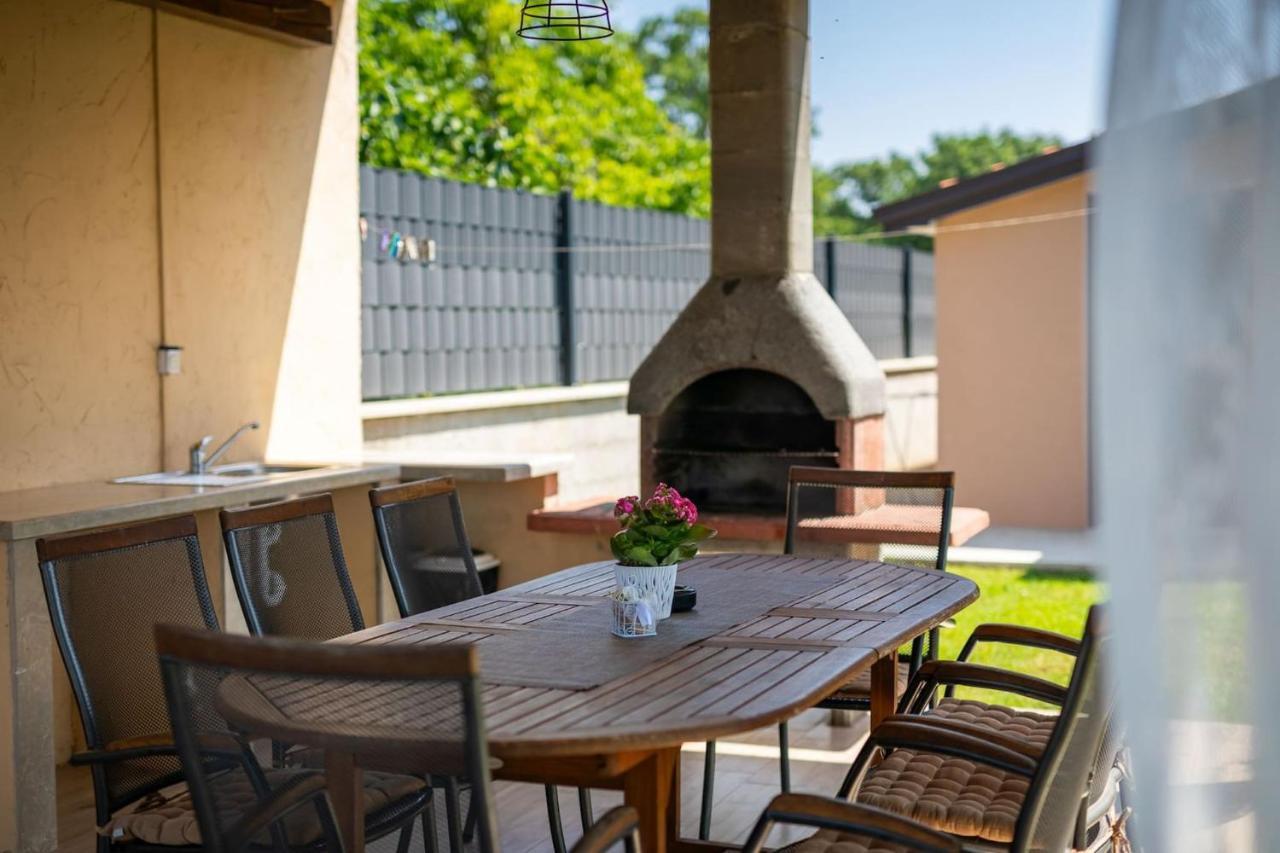 Activity Villa Gita With Pool And Grill In Tinjan Exteriér fotografie