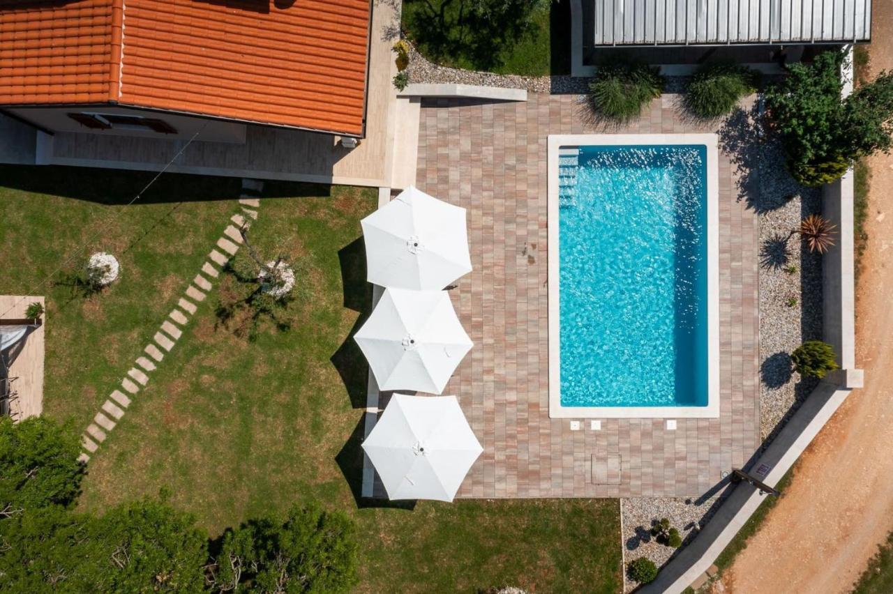 Activity Villa Gita With Pool And Grill In Tinjan Exteriér fotografie