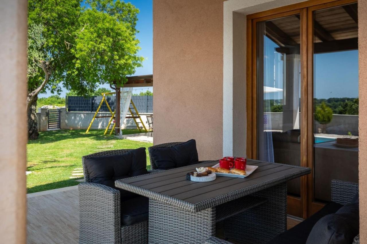 Activity Villa Gita With Pool And Grill In Tinjan Exteriér fotografie